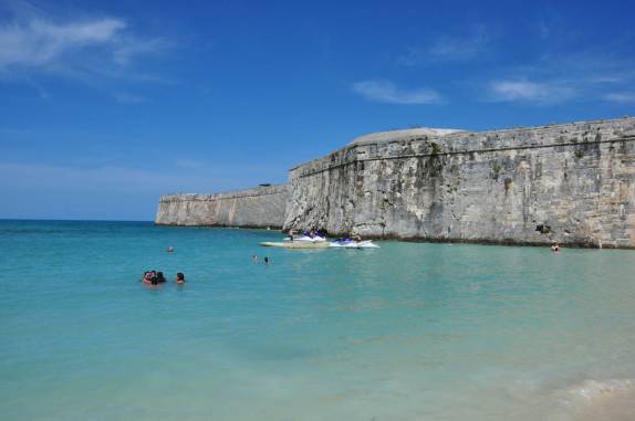 Turistas nadam em praia artificial em Dockyards, na ponta oeste de Bermuda